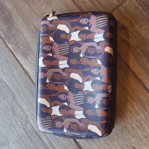 IZZY & LIV Powerful Women Crossbody Clutch Bag w/ Adjustable Strap Gold Accents - Picture 10 of 13